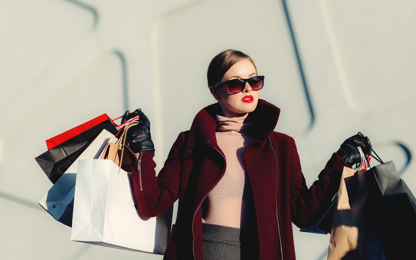 Retail and e-commerce shopping experience during holiday season