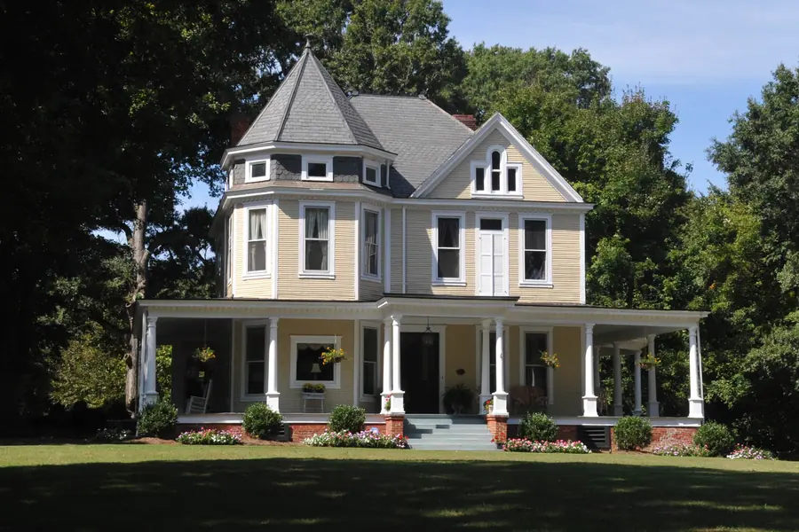 Historic estate architecture and pastoral landscapes in the Waxhaw-Weddington heritage district bordering Wesley Chapel