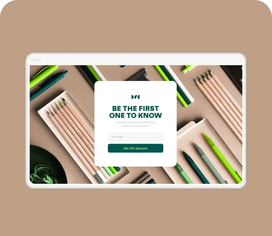 Omnisend sign-up pop-up offering a discount over a store page of colored pencils